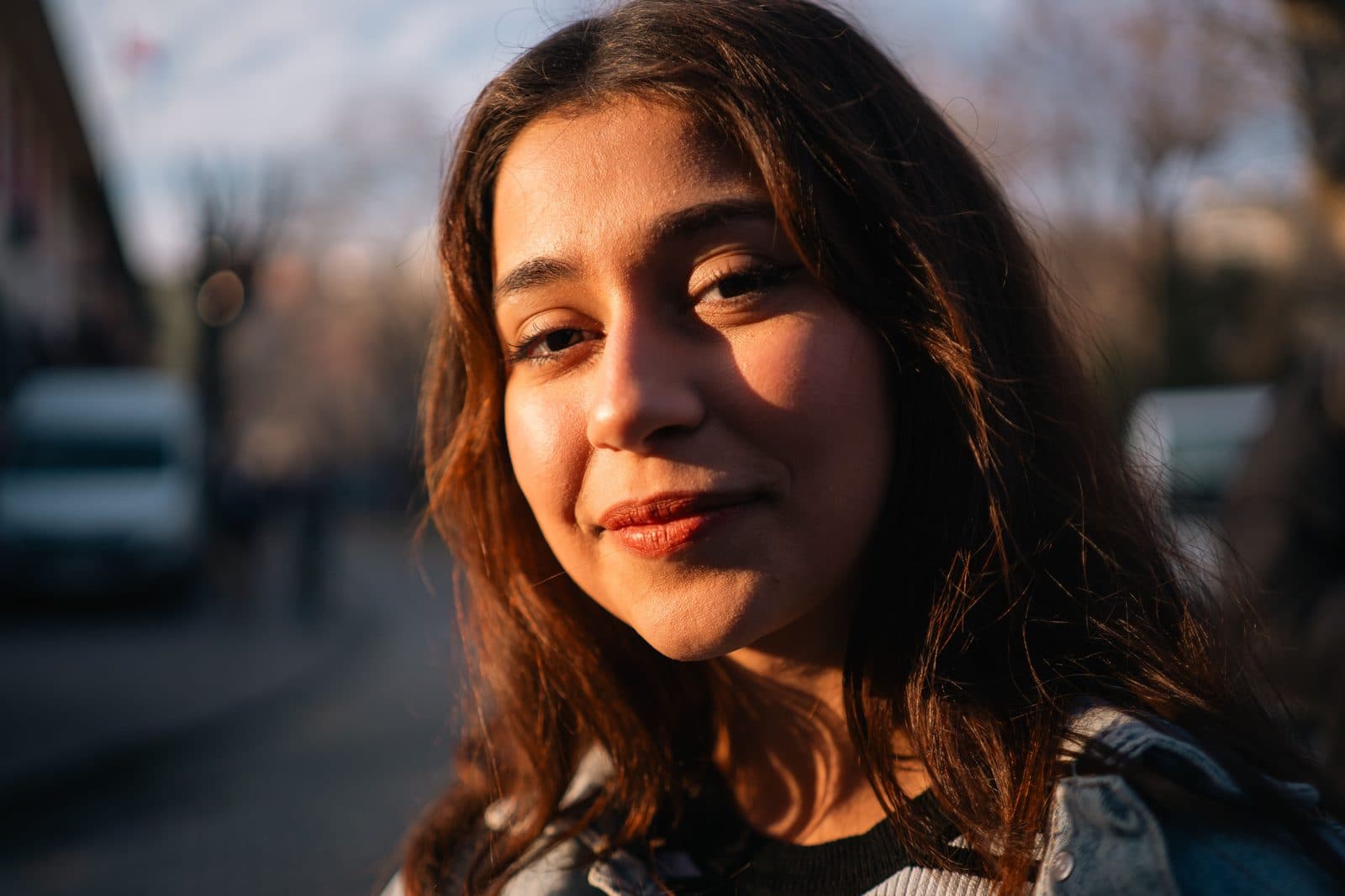 Retrato de mulher jovem serena com sorriso suave à luz do entardecer